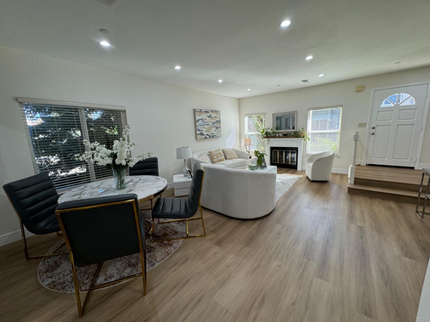 Detail Gallery Image 5 of 34 For 963 La Mesa Ter #H,  Sunnyvale,  CA 94086 - 3 Beds | 3 Baths