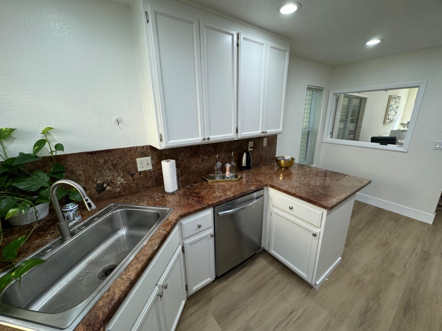 Detail Gallery Image 9 of 34 For 963 La Mesa Ter #H,  Sunnyvale,  CA 94086 - 3 Beds | 3 Baths