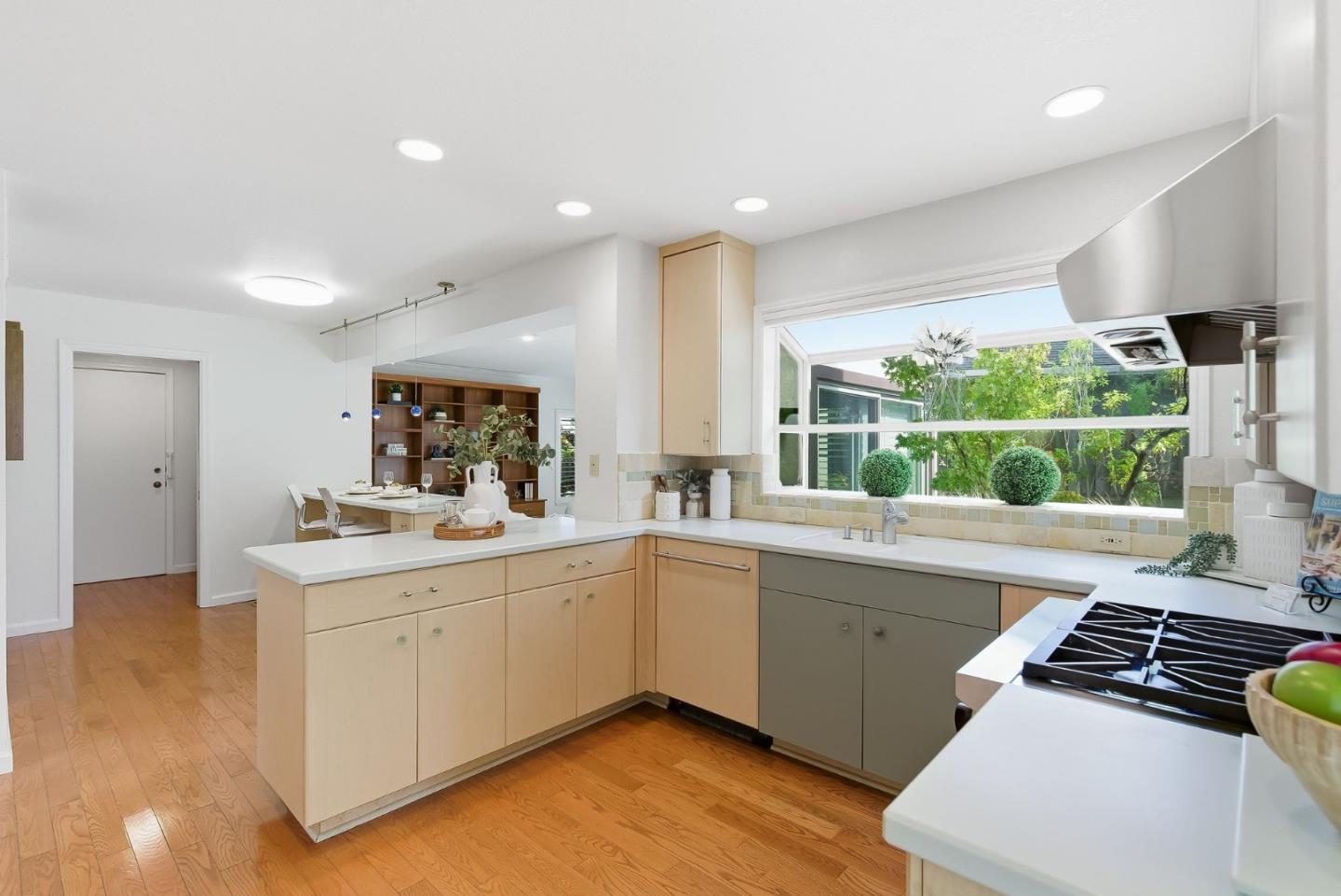 Detail Gallery Image 11 of 44 For 101 Coventry Ct, San Carlos,  CA 94070 - 4 Beds | 3 Baths