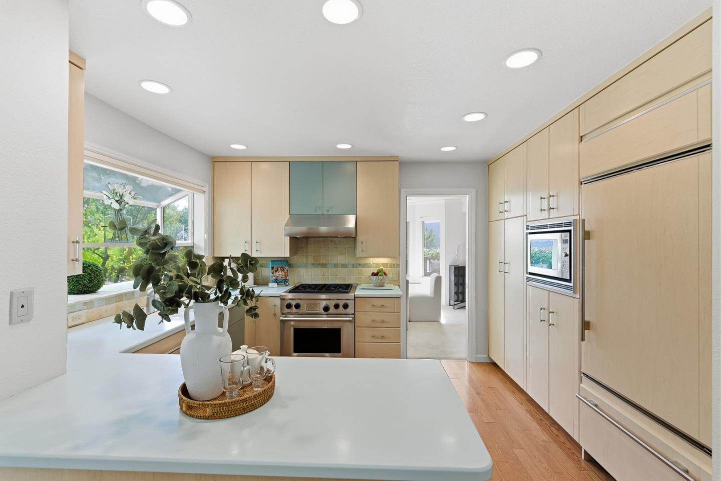 Detail Gallery Image 12 of 44 For 101 Coventry Ct, San Carlos,  CA 94070 - 4 Beds | 3 Baths