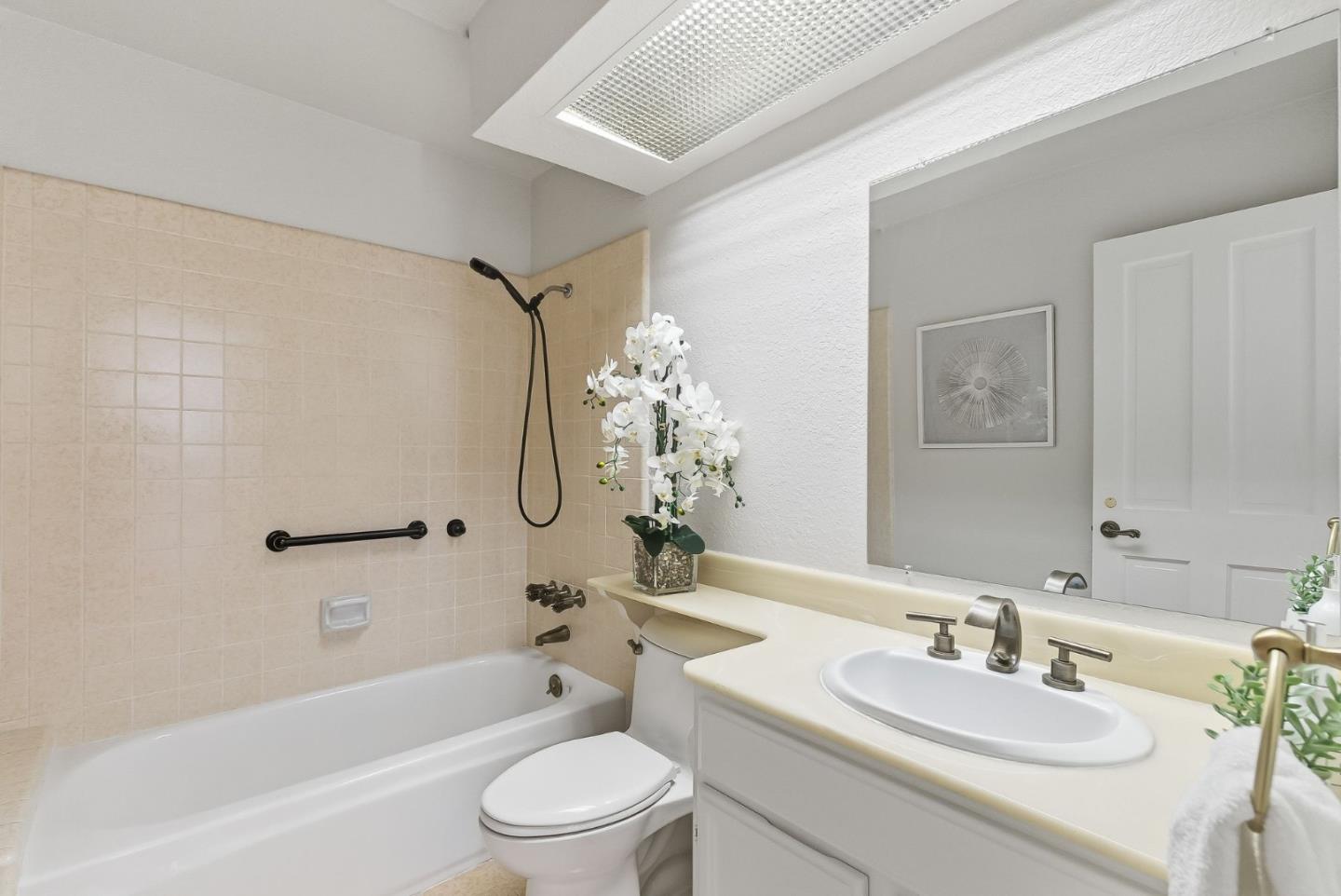 Detail Gallery Image 19 of 44 For 101 Coventry Ct, San Carlos,  CA 94070 - 4 Beds | 3 Baths