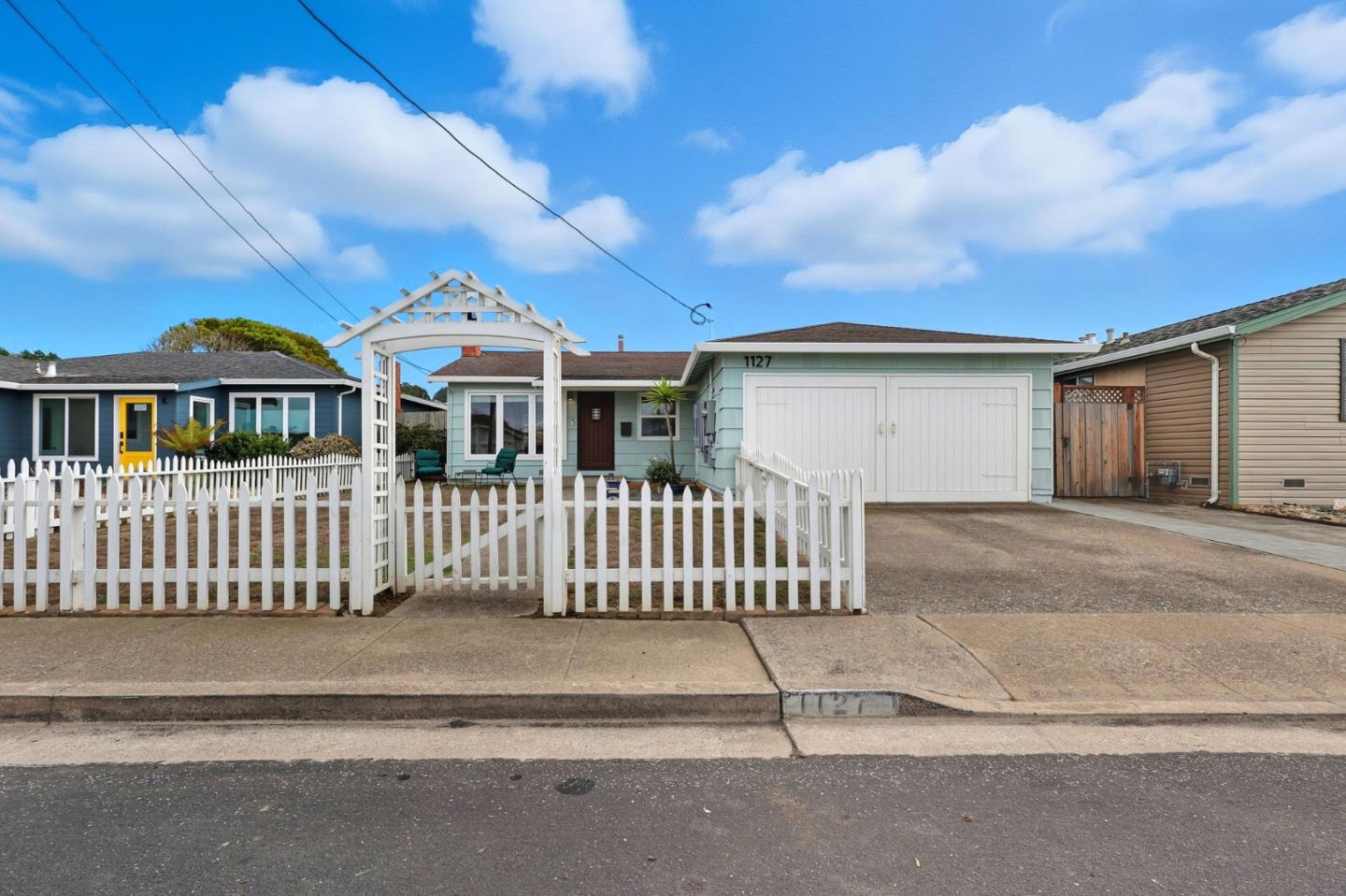 Detail Gallery Image 2 of 31 For 1127 Cervantes Way, Pacifica,  CA 94044 - 3 Beds | 1 Baths