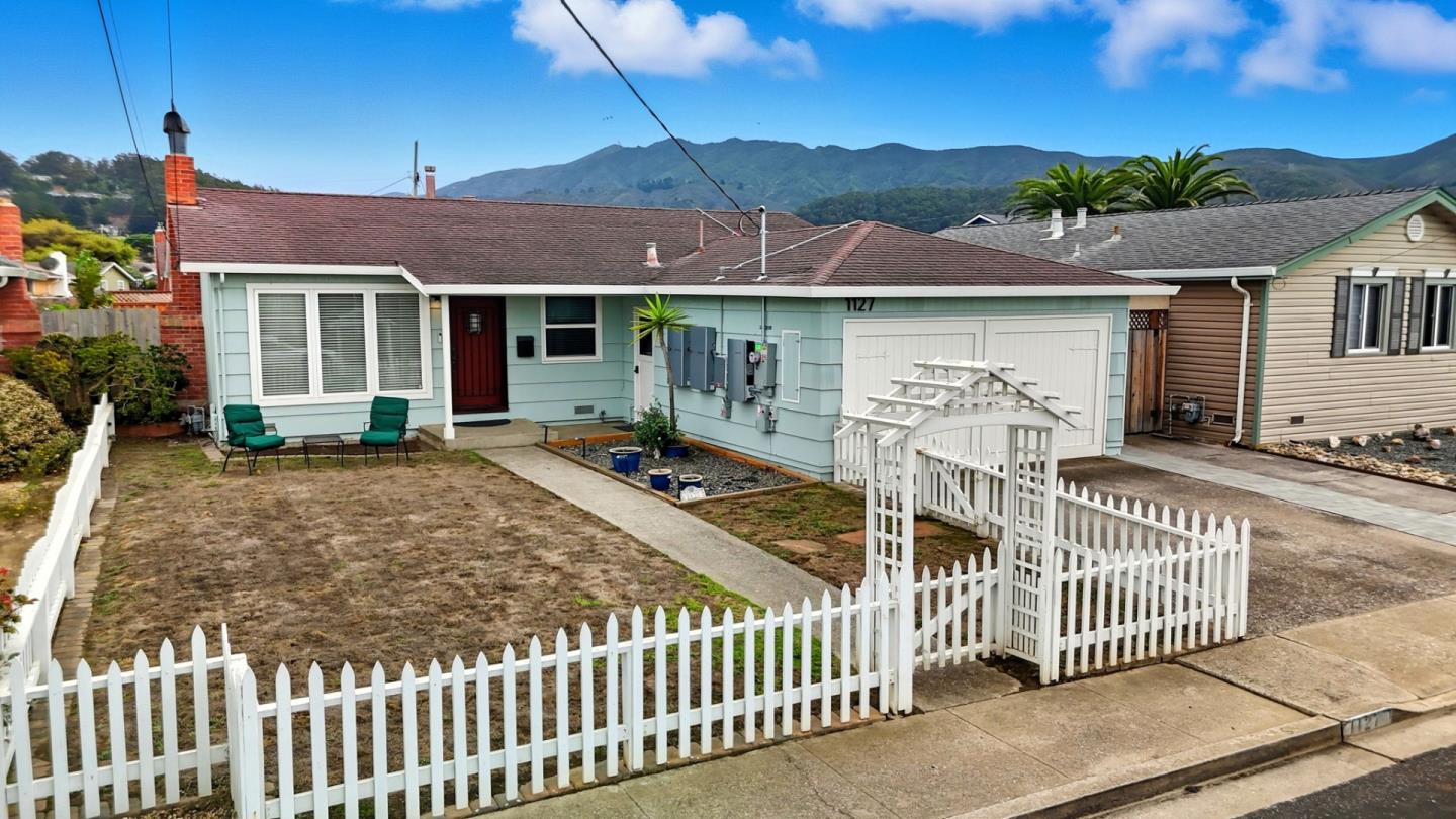 Detail Gallery Image 3 of 31 For 1127 Cervantes Way, Pacifica,  CA 94044 - 3 Beds | 1 Baths