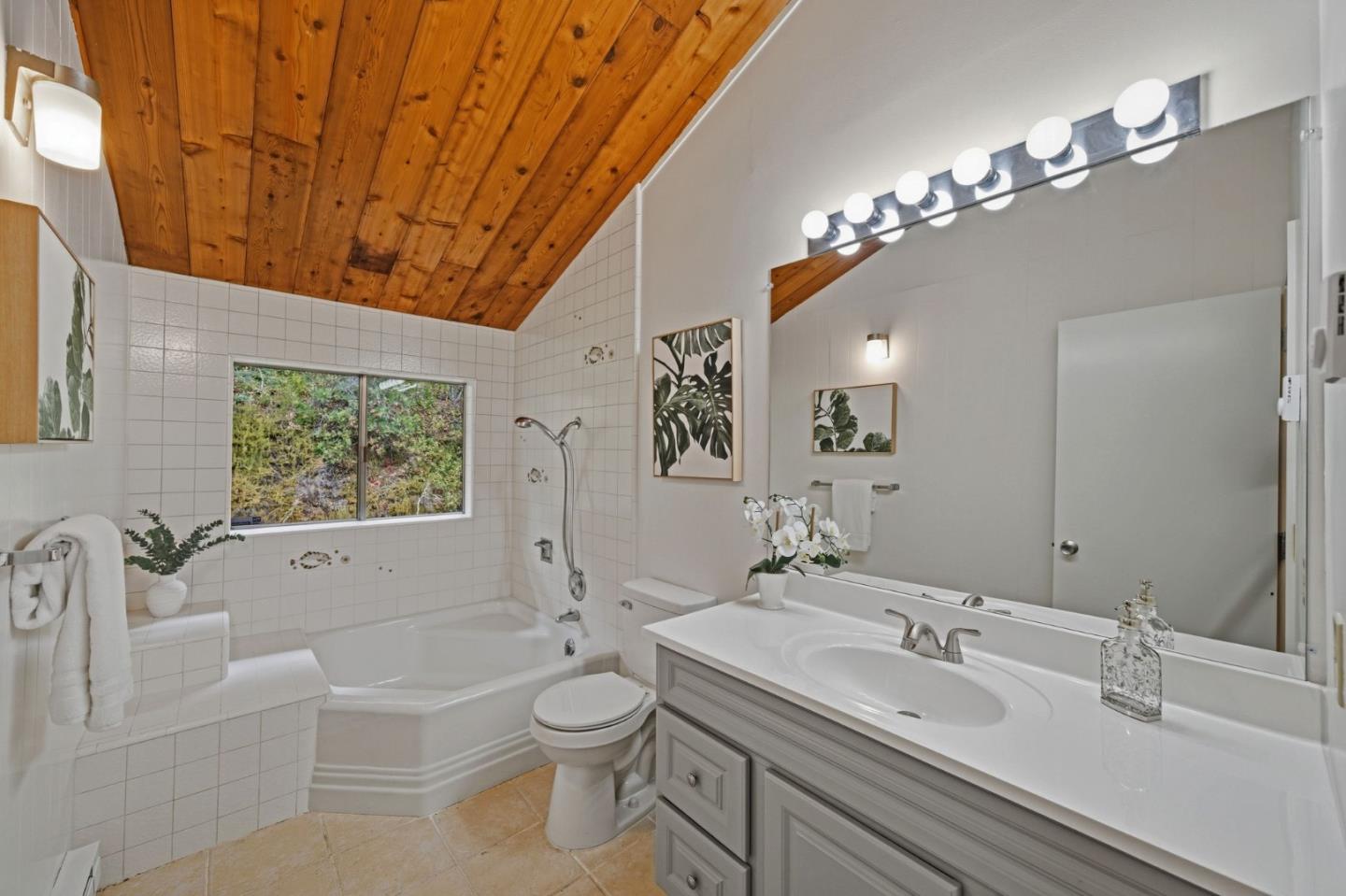 Detail Gallery Image 25 of 75 For 435 Golden Oak Dr, Portola Valley,  CA 94028 - 4 Beds | 3/1 Baths