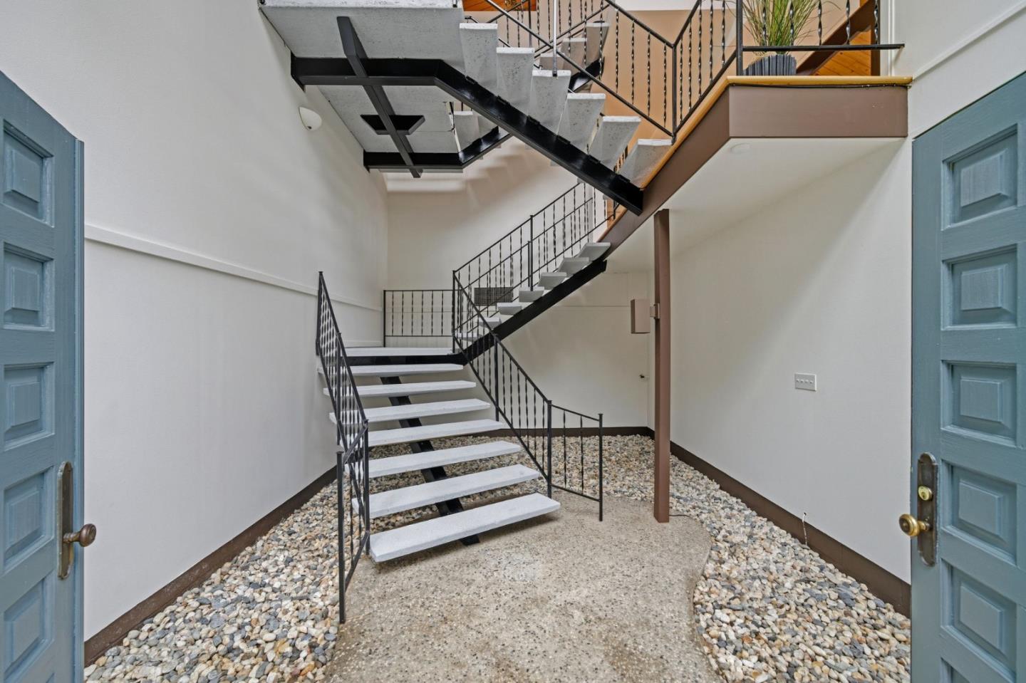 Detail Gallery Image 4 of 75 For 435 Golden Oak Dr, Portola Valley,  CA 94028 - 4 Beds | 3/1 Baths