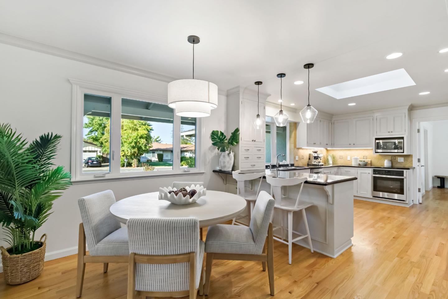 Detail Gallery Image 12 of 42 For 19920 Viewridge Dr, Saratoga,  CA 95070 - 4 Beds | 2/1 Baths