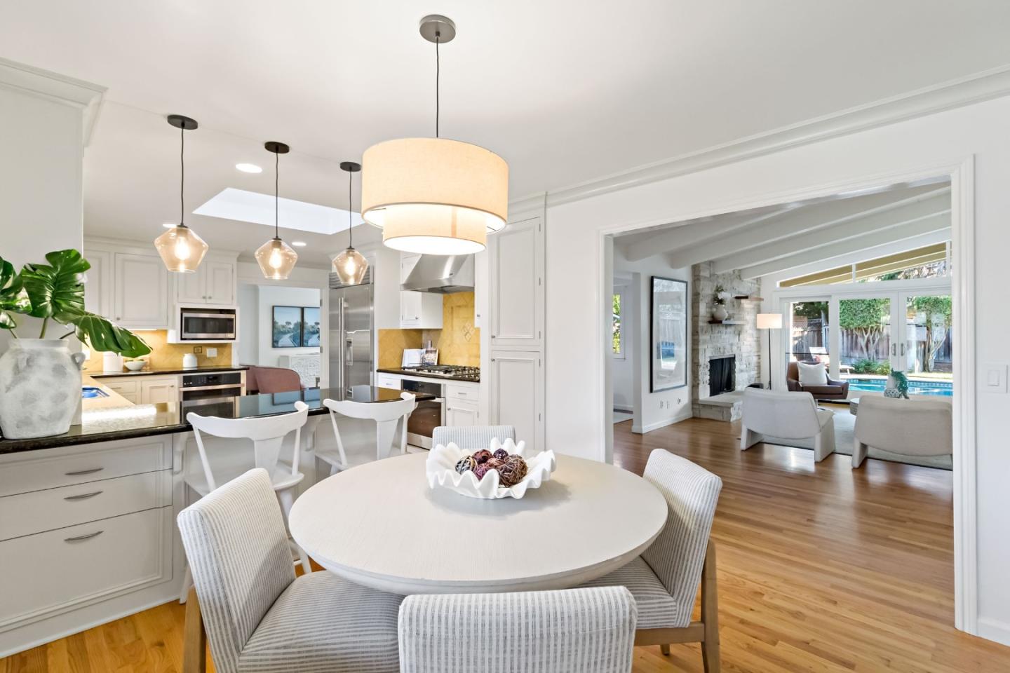 Detail Gallery Image 13 of 42 For 19920 Viewridge Dr, Saratoga,  CA 95070 - 4 Beds | 2/1 Baths