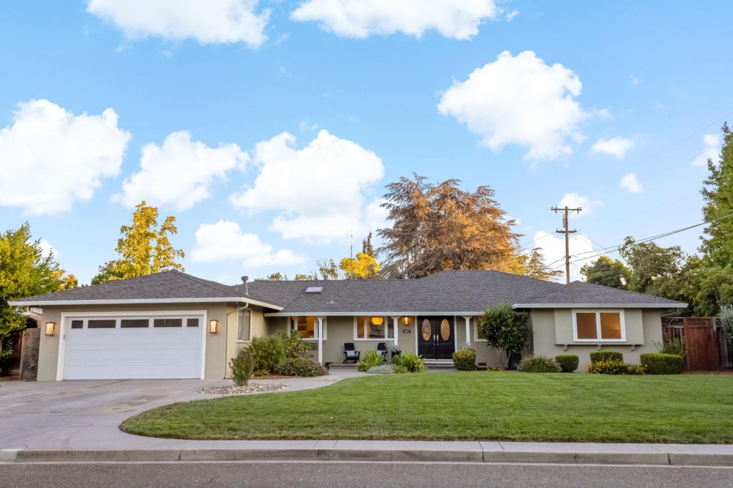 Detail Gallery Image 2 of 42 For 19920 Viewridge Dr, Saratoga,  CA 95070 - 4 Beds | 2/1 Baths