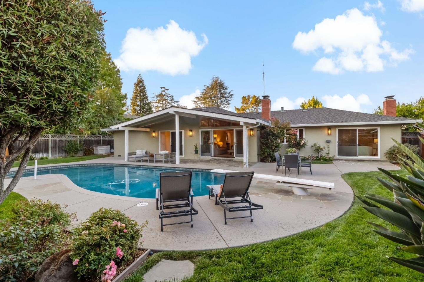 Detail Gallery Image 32 of 42 For 19920 Viewridge Dr, Saratoga,  CA 95070 - 4 Beds | 2/1 Baths