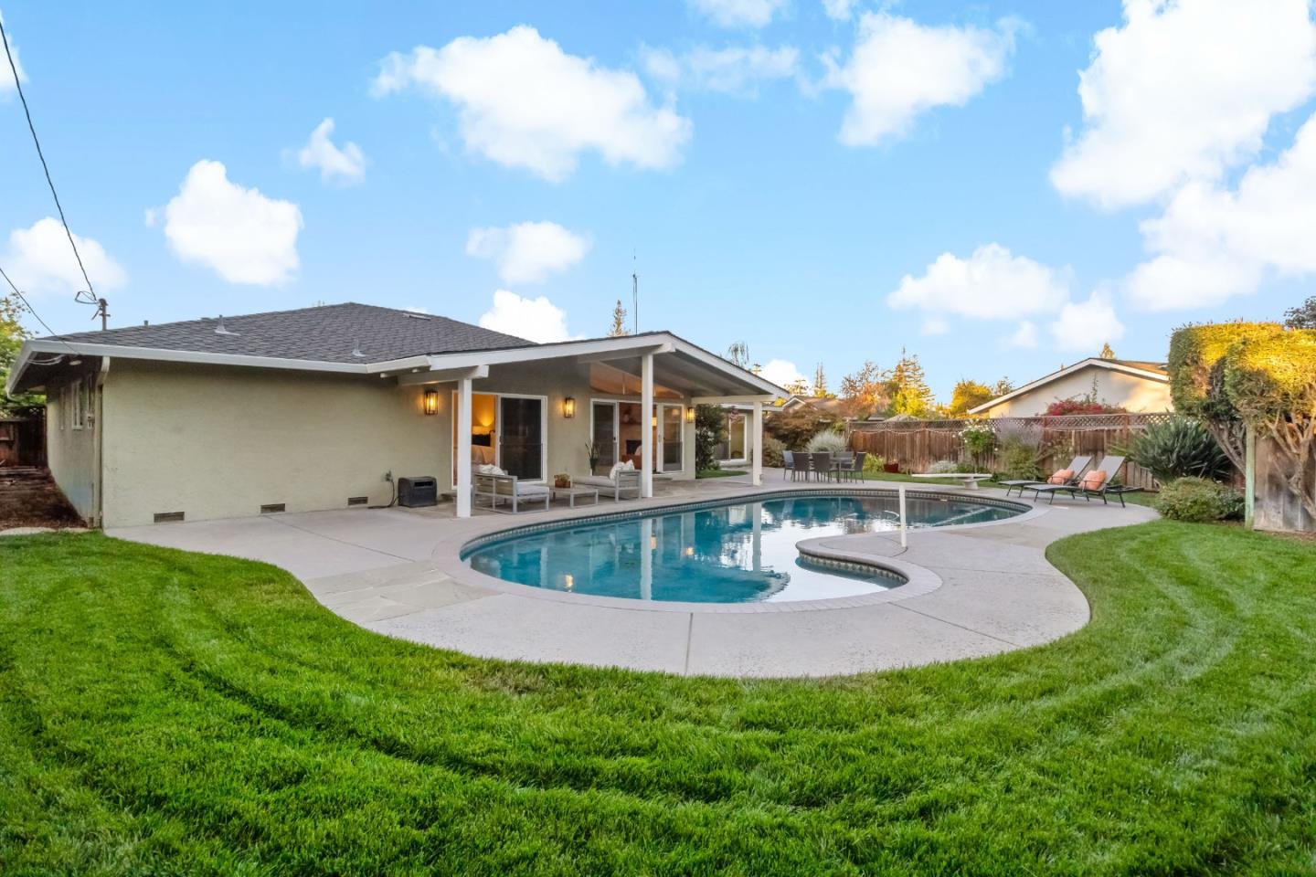 Detail Gallery Image 33 of 42 For 19920 Viewridge Dr, Saratoga,  CA 95070 - 4 Beds | 2/1 Baths