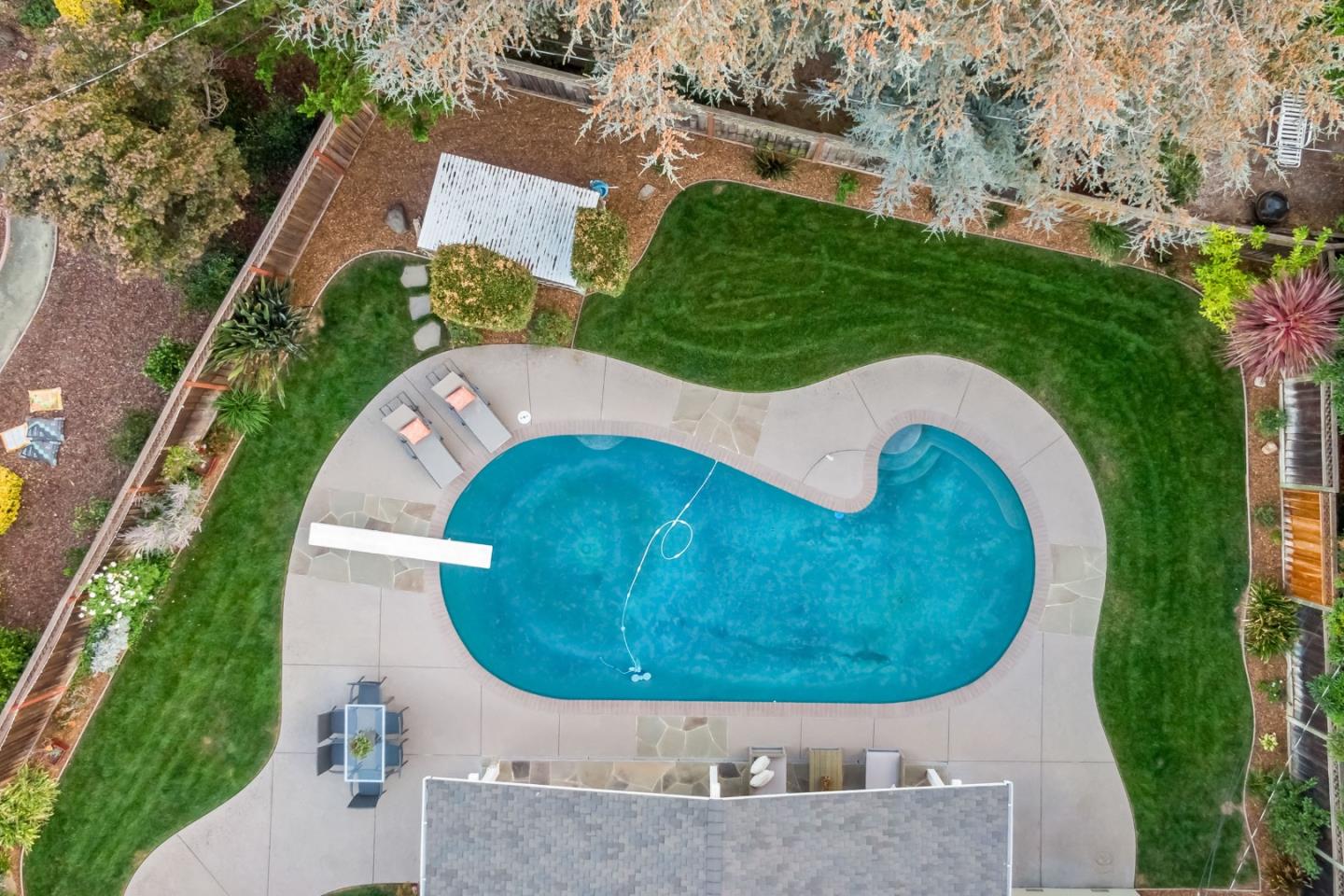 Detail Gallery Image 39 of 42 For 19920 Viewridge Dr, Saratoga,  CA 95070 - 4 Beds | 2/1 Baths