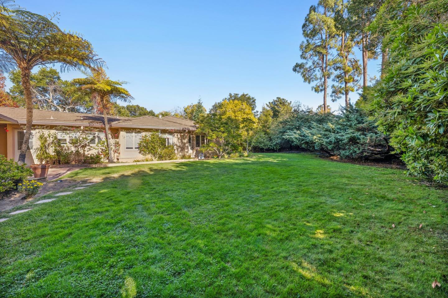 Detail Gallery Image 10 of 16 For 1735 Crockett Ln, Hillsborough,  CA 94010 - 4 Beds | 3 Baths