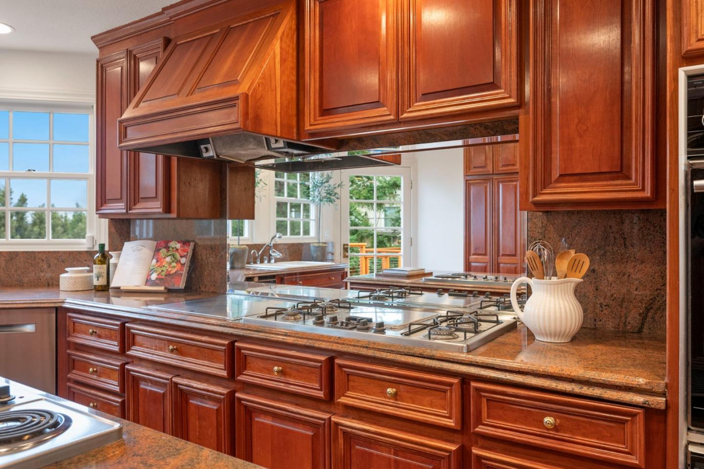 Detail Gallery Image 32 of 83 For 30 Live Oak Ln, Hillsborough,  CA 94010 - 6 Beds | 5/1 Baths