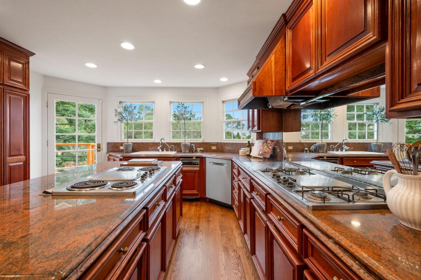 Detail Gallery Image 34 of 83 For 30 Live Oak Ln, Hillsborough,  CA 94010 - 6 Beds | 5/1 Baths