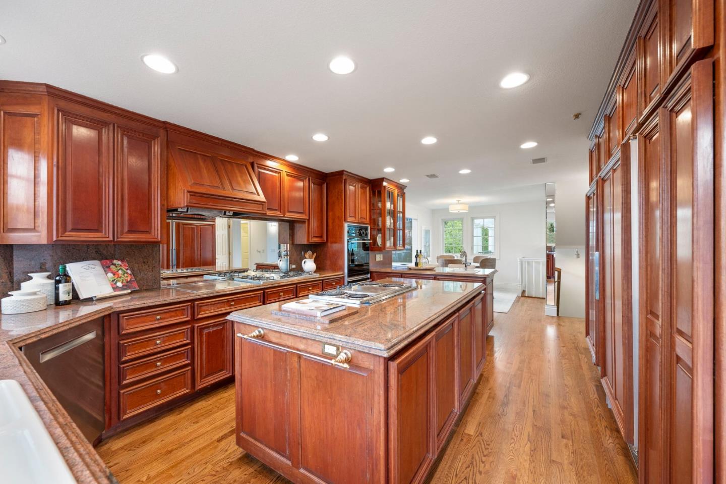 Detail Gallery Image 35 of 83 For 30 Live Oak Ln, Hillsborough,  CA 94010 - 6 Beds | 5/1 Baths