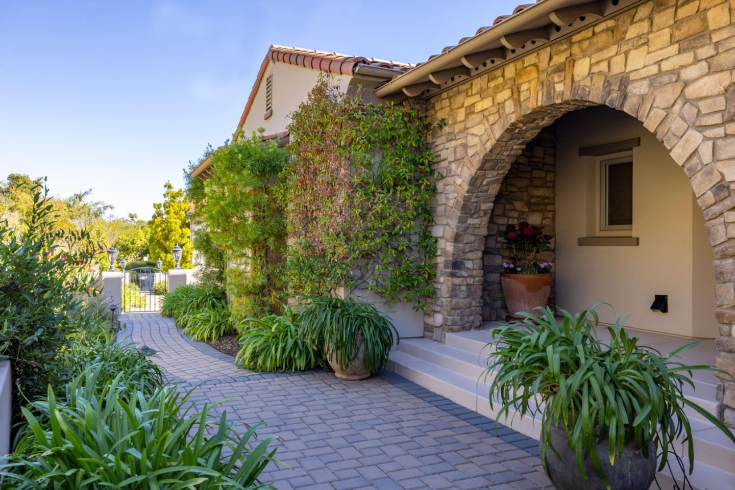 Detail Gallery Image 2 of 24 For 409 Mirador Ct, Monterey,  CA 93940 - 3 Beds | 3/1 Baths