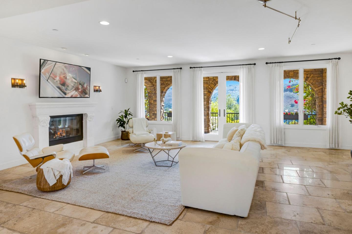 Detail Gallery Image 4 of 24 For 409 Mirador Ct, Monterey,  CA 93940 - 3 Beds | 3/1 Baths