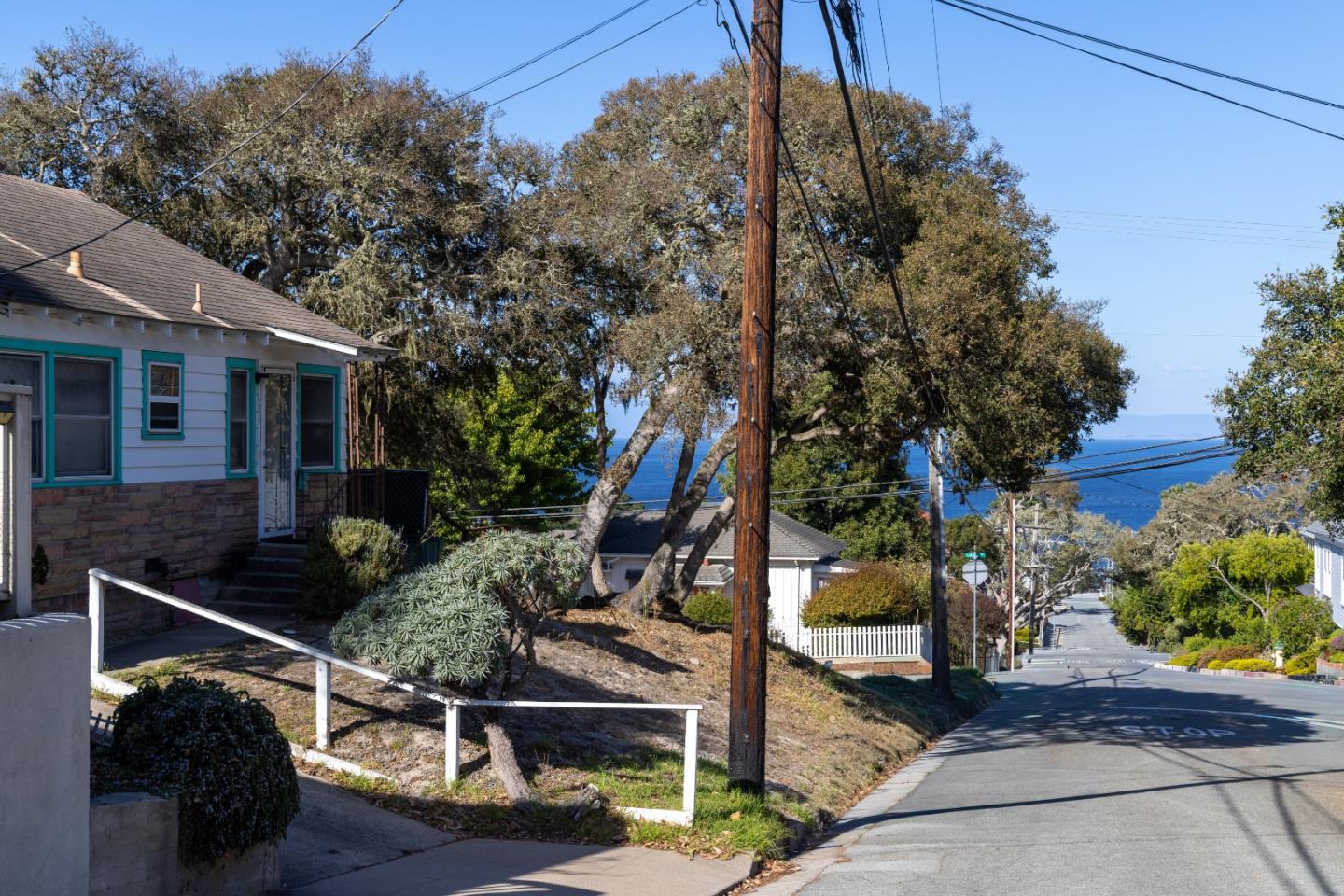 Detail Gallery Image 2 of 7 For 306 9th St, Pacific Grove,  CA 93950 - 2 Beds | 1 Baths
