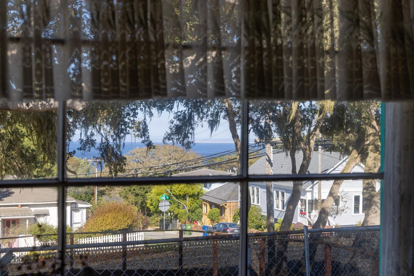 Detail Gallery Image 4 of 7 For 306 9th St, Pacific Grove,  CA 93950 - 2 Beds | 1 Baths