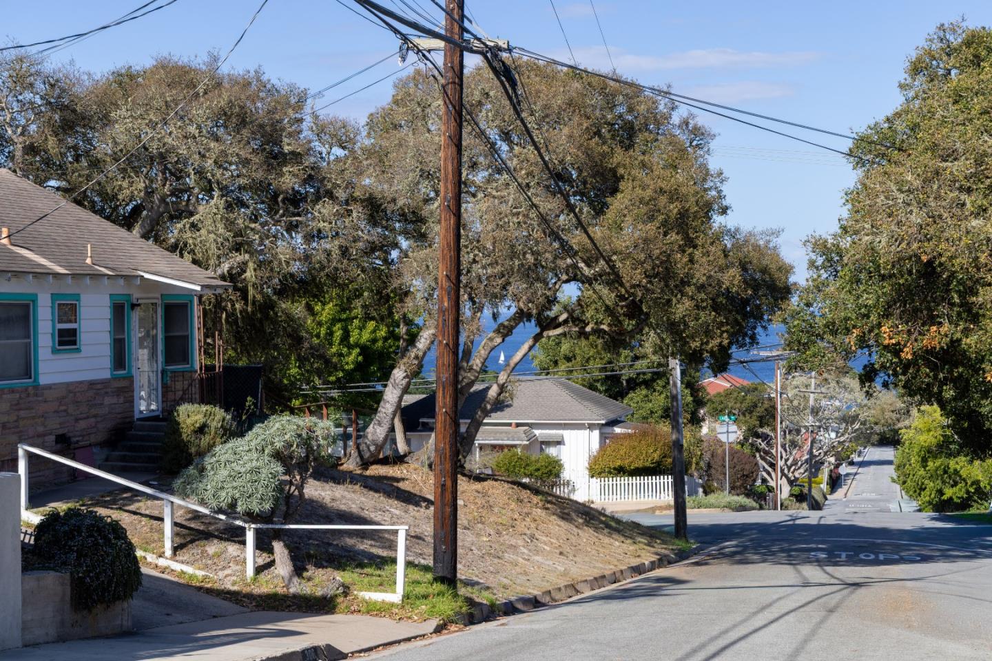 Detail Gallery Image 5 of 7 For 306 9th St, Pacific Grove,  CA 93950 - 2 Beds | 1 Baths