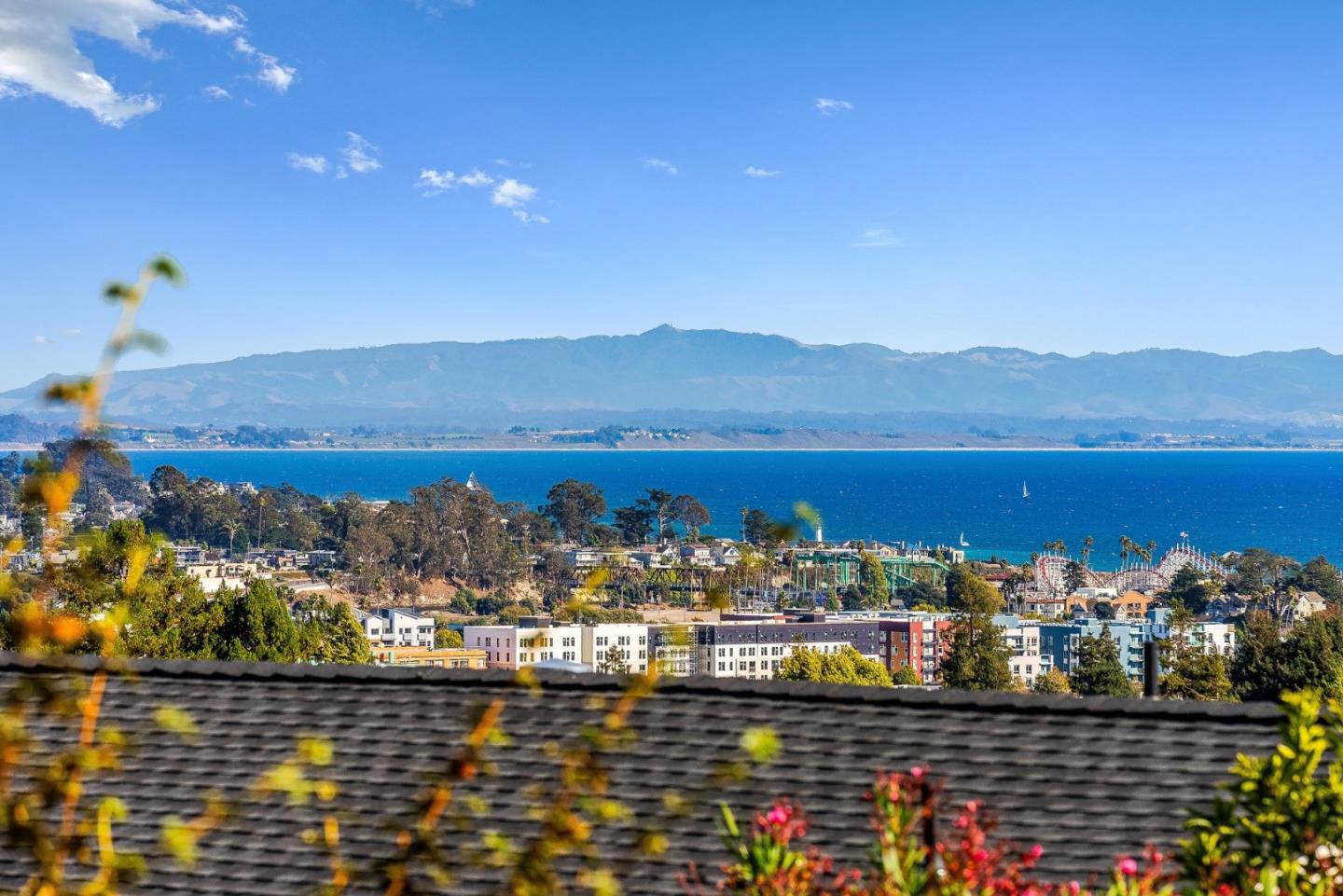 Detail Gallery Image 2 of 48 For 623 High St, Santa Cruz,  CA 95060 - 4 Beds | 3 Baths