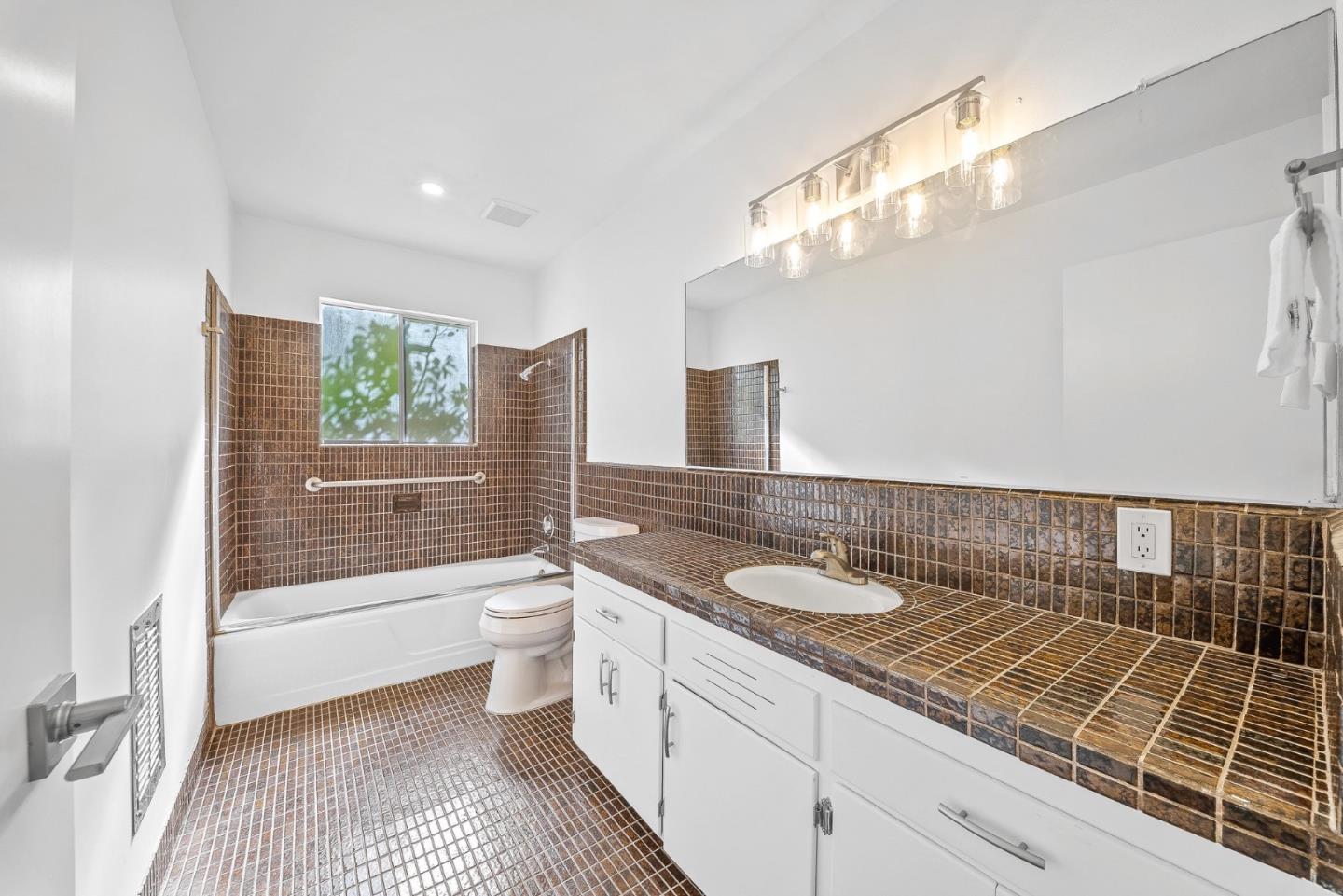 Detail Gallery Image 31 of 48 For 623 High St, Santa Cruz,  CA 95060 - 4 Beds | 3 Baths