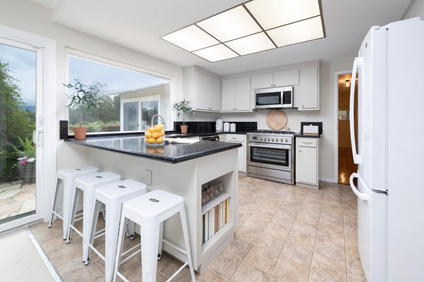 Detail Gallery Image 8 of 19 For 1712 Los Altos Dr, San Mateo,  CA 94402 - 3 Beds | 2 Baths