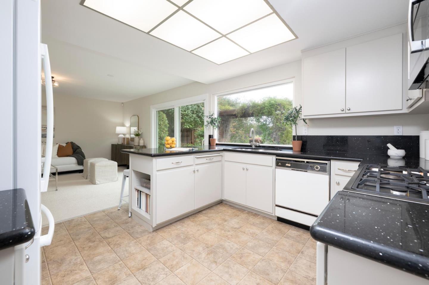 Detail Gallery Image 9 of 19 For 1712 Los Altos Dr, San Mateo,  CA 94402 - 3 Beds | 2 Baths