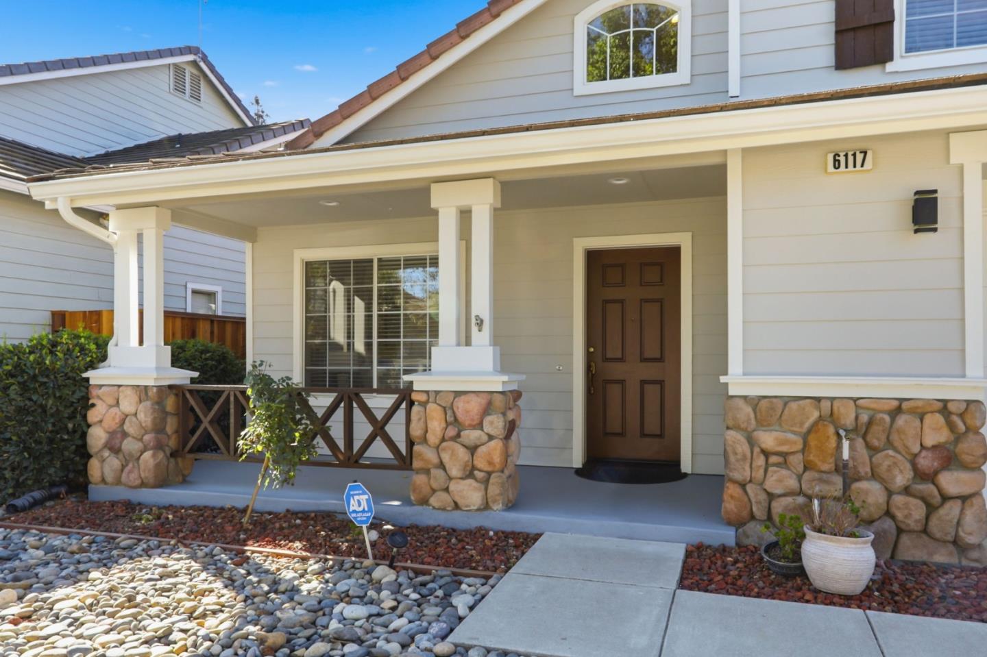 Detail Gallery Image 4 of 42 For 6117 Yeadon Way, San Jose,  CA 95119 - 4 Beds | 2/1 Baths