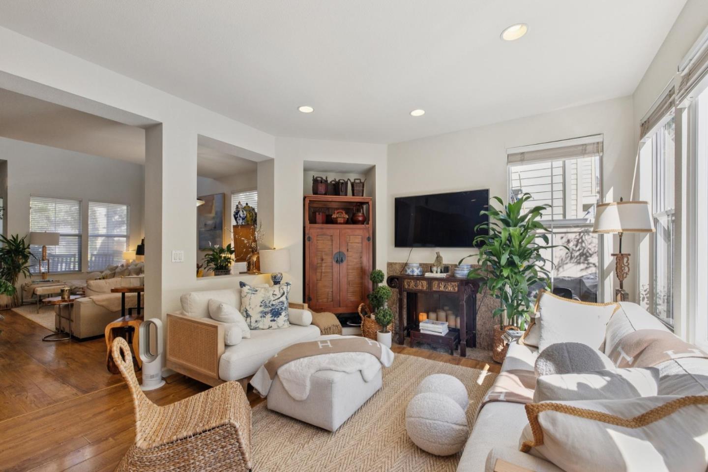 Detail Gallery Image 10 of 39 For 2009 Gossamer Ave, Redwood Shores,  CA 94065 - 3 Beds | 2/1 Baths