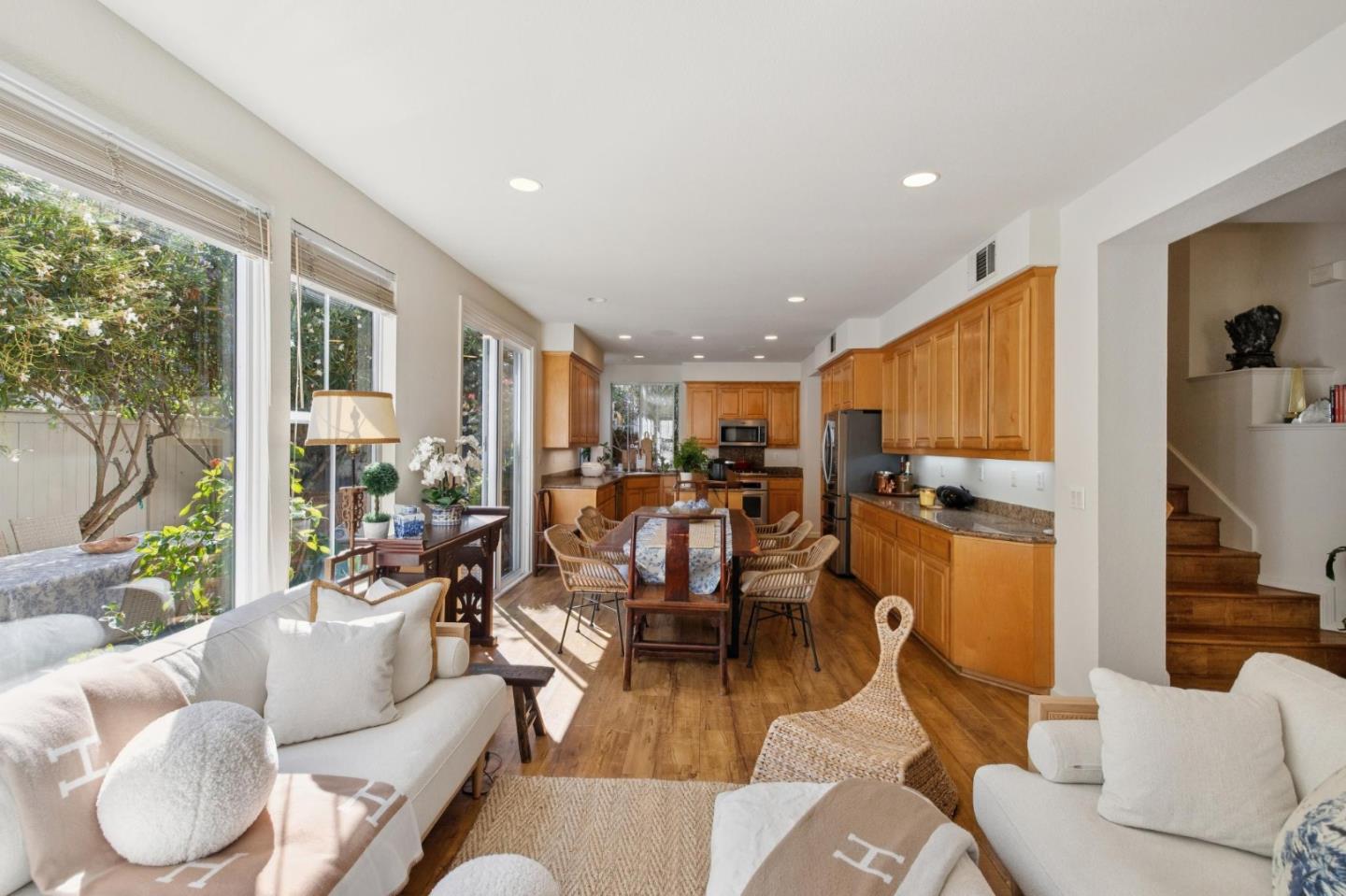 Detail Gallery Image 11 of 39 For 2009 Gossamer Ave, Redwood Shores,  CA 94065 - 3 Beds | 2/1 Baths