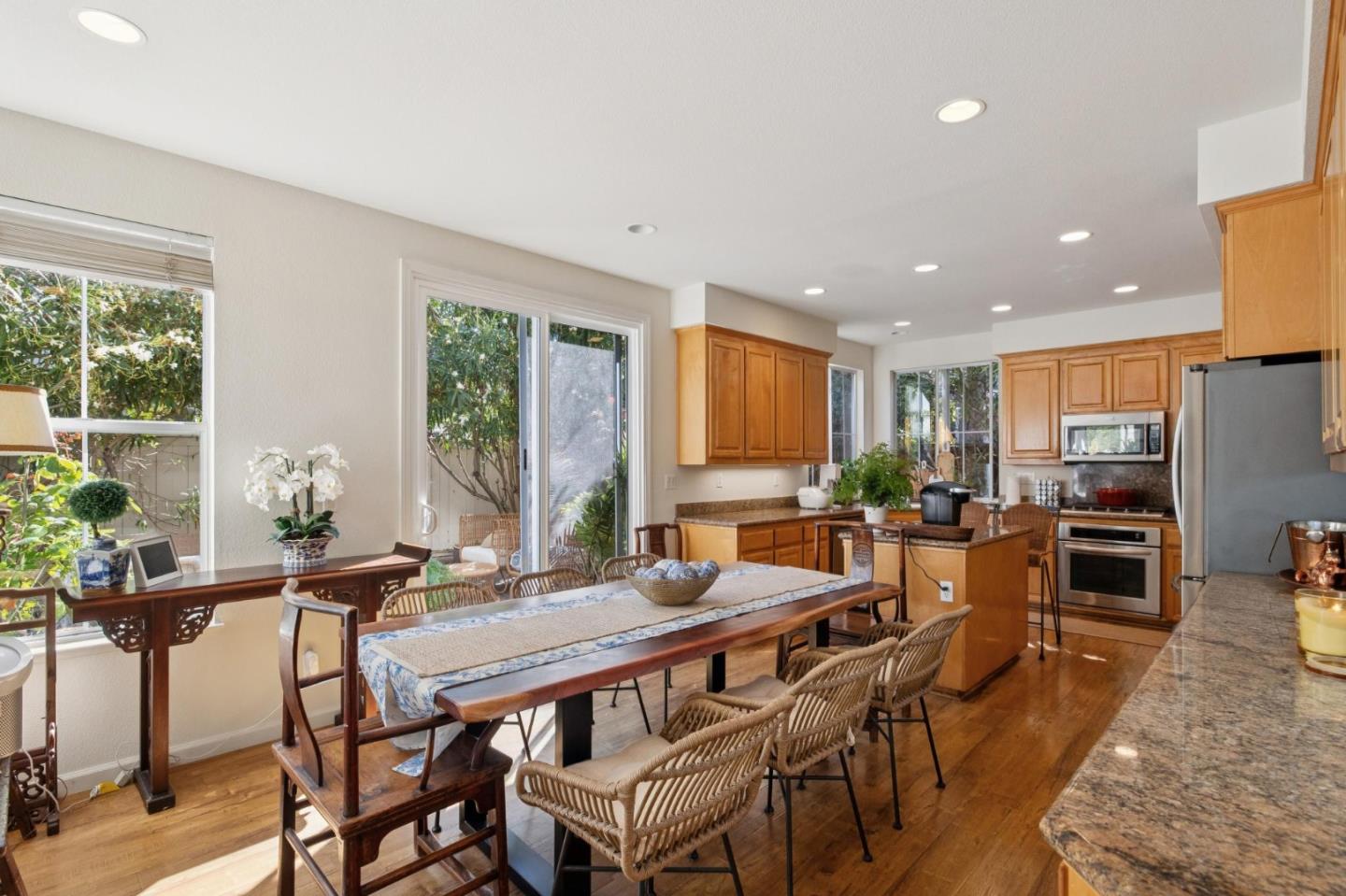 Detail Gallery Image 12 of 39 For 2009 Gossamer Ave, Redwood Shores,  CA 94065 - 3 Beds | 2/1 Baths