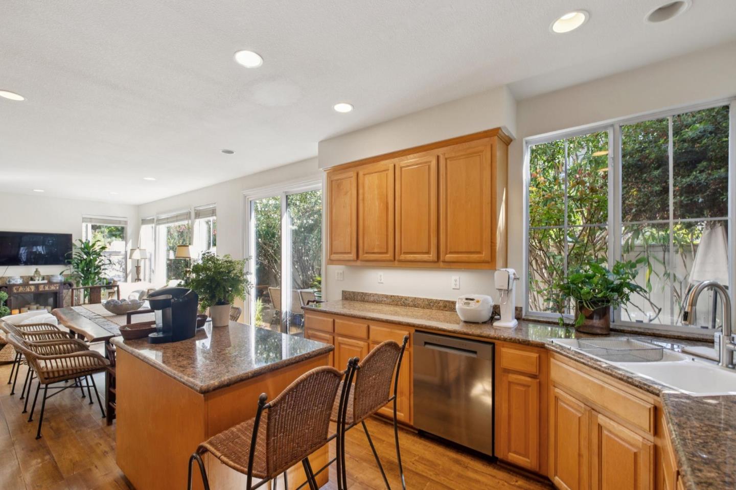 Detail Gallery Image 15 of 39 For 2009 Gossamer Ave, Redwood Shores,  CA 94065 - 3 Beds | 2/1 Baths