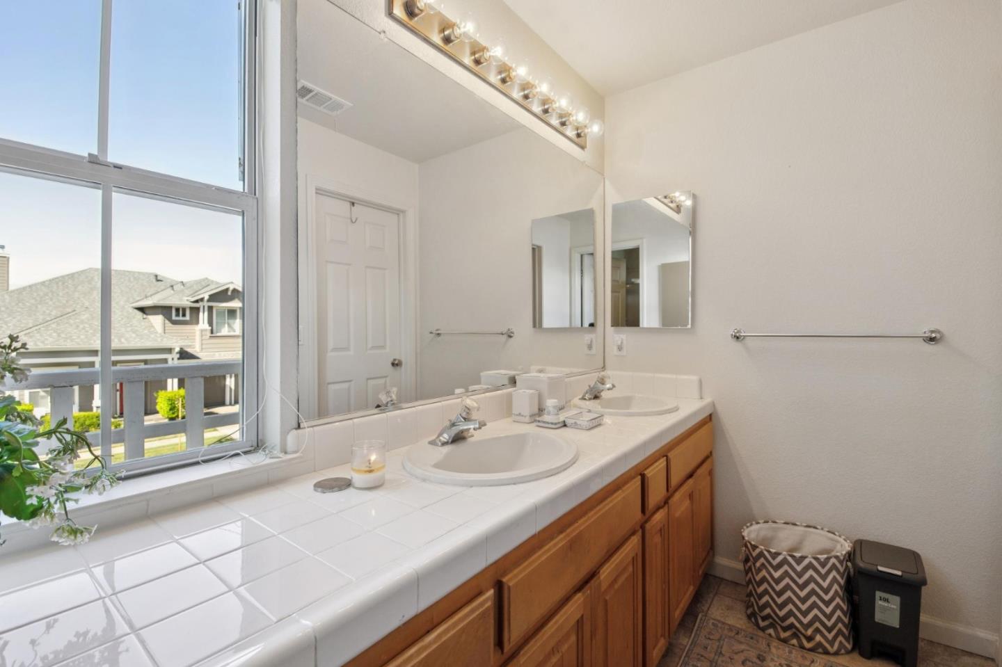 Detail Gallery Image 28 of 39 For 2009 Gossamer Ave, Redwood Shores,  CA 94065 - 3 Beds | 2/1 Baths