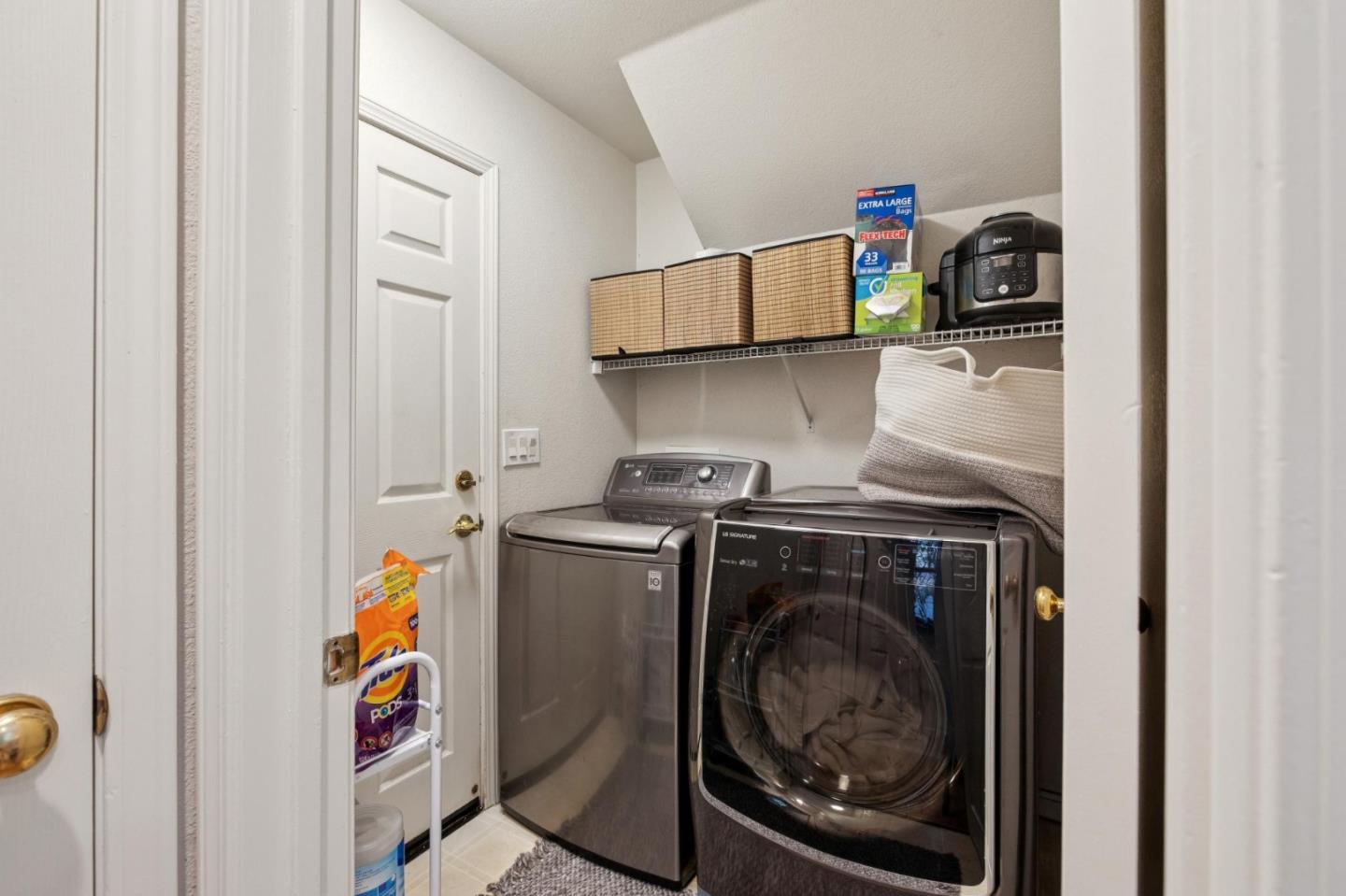 Detail Gallery Image 31 of 39 For 2009 Gossamer Ave, Redwood Shores,  CA 94065 - 3 Beds | 2/1 Baths