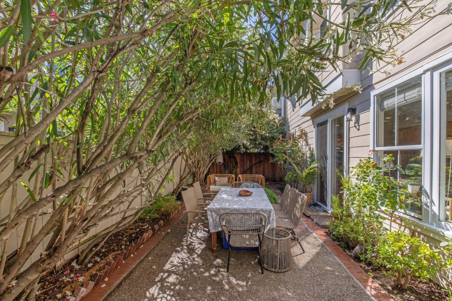 Detail Gallery Image 34 of 39 For 2009 Gossamer Ave, Redwood Shores,  CA 94065 - 3 Beds | 2/1 Baths