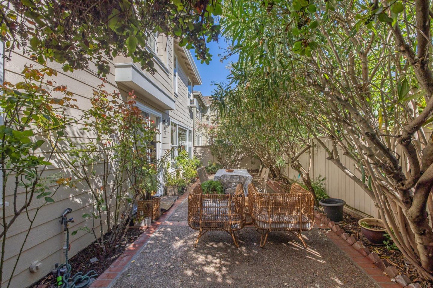 Detail Gallery Image 35 of 39 For 2009 Gossamer Ave, Redwood Shores,  CA 94065 - 3 Beds | 2/1 Baths