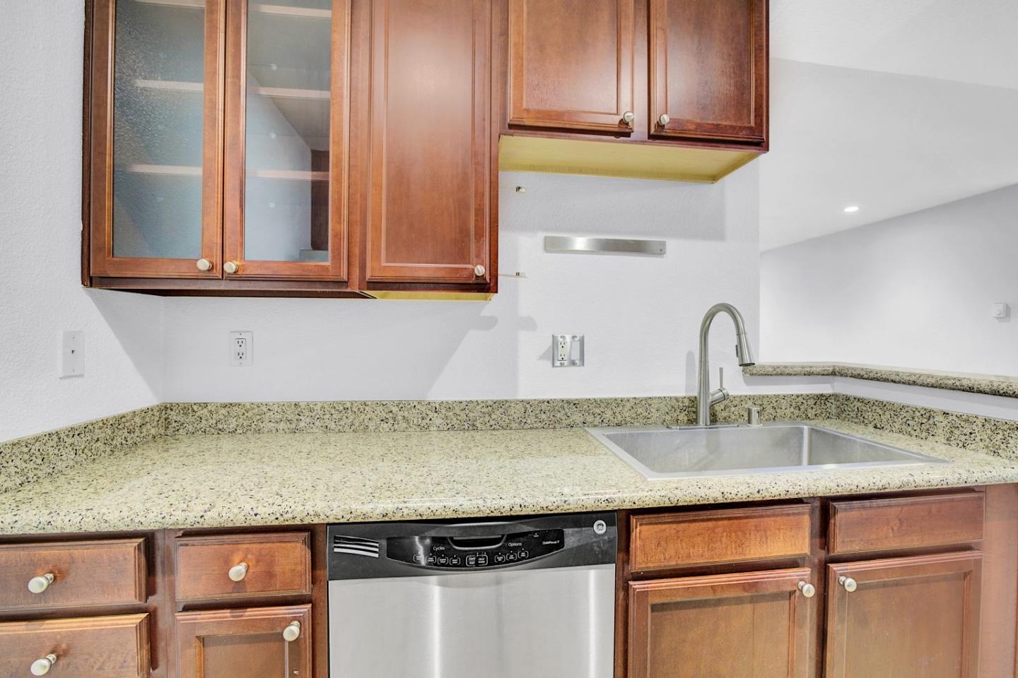 Detail Gallery Image 10 of 31 For 670 Teatree Ct, San Jose,  CA 95128 - 2 Beds | 2 Baths