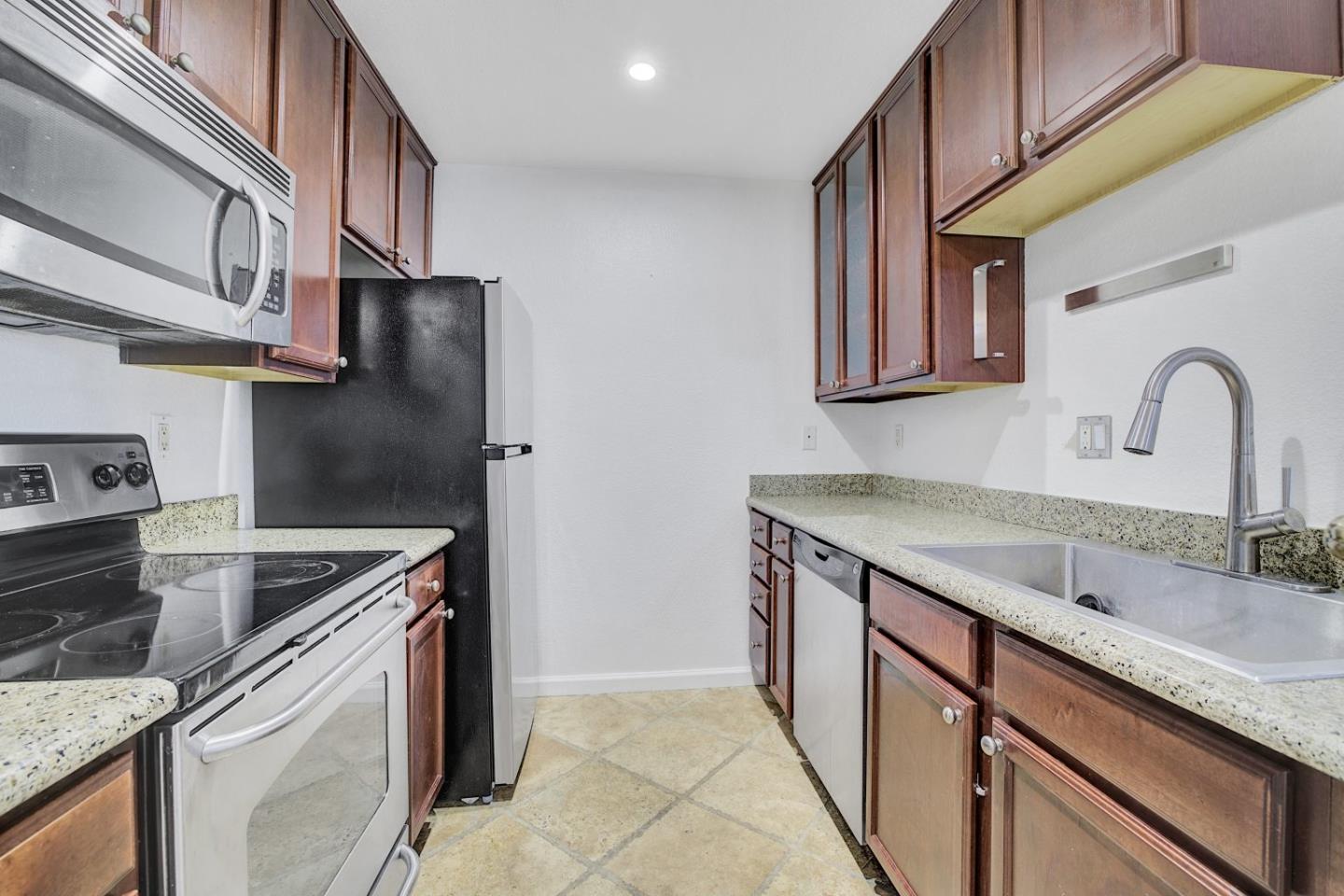Detail Gallery Image 7 of 31 For 670 Teatree Ct, San Jose,  CA 95128 - 2 Beds | 2 Baths