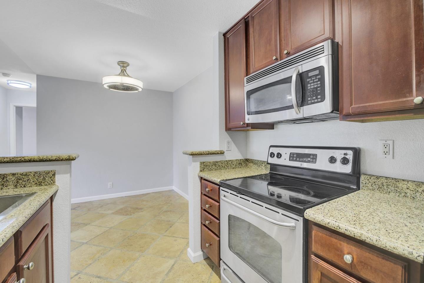 Detail Gallery Image 9 of 31 For 670 Teatree Ct, San Jose,  CA 95128 - 2 Beds | 2 Baths