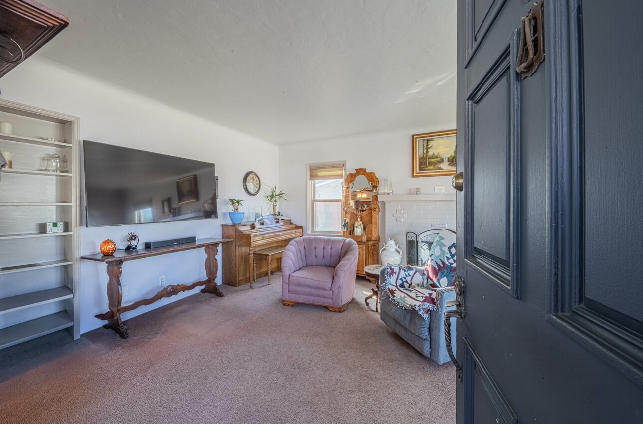 Detail Gallery Image 5 of 25 For 330 Hawthorne St, Salinas,  CA 93901 - 3 Beds | 2 Baths