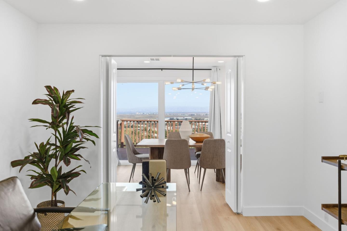 Detail Gallery Image 11 of 21 For 141 Hillcrest Rd, San Carlos,  CA 94070 - 4 Beds | 3/1 Baths