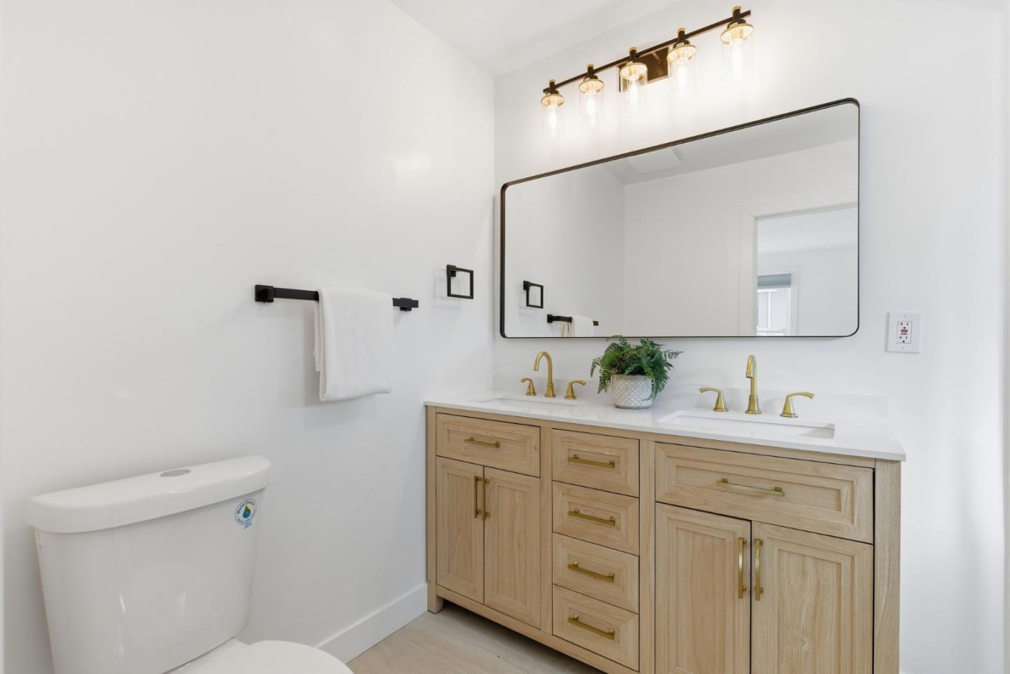 Detail Gallery Image 15 of 21 For 141 Hillcrest Rd, San Carlos,  CA 94070 - 4 Beds | 3/1 Baths