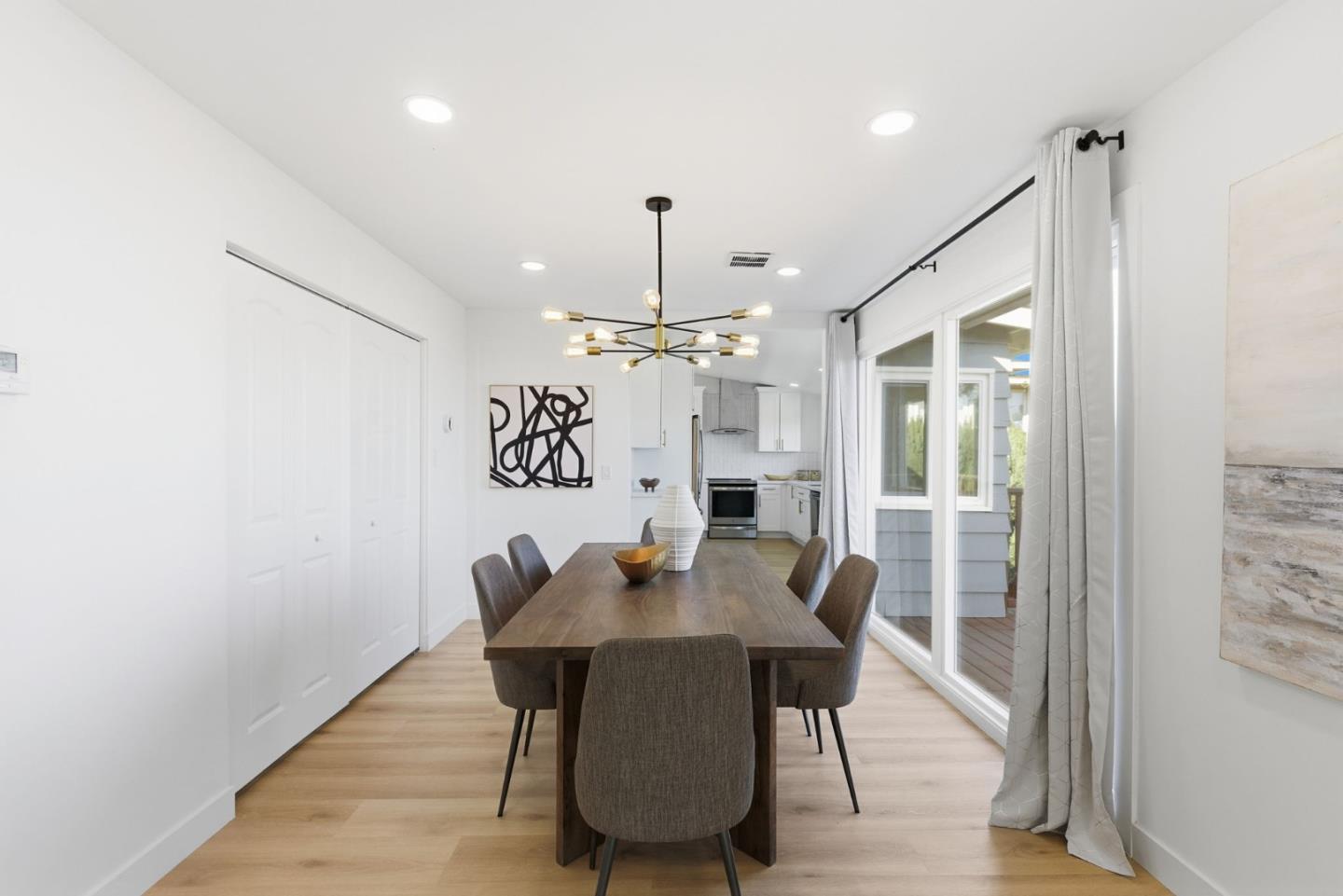 Detail Gallery Image 5 of 21 For 141 Hillcrest Rd, San Carlos,  CA 94070 - 4 Beds | 3/1 Baths