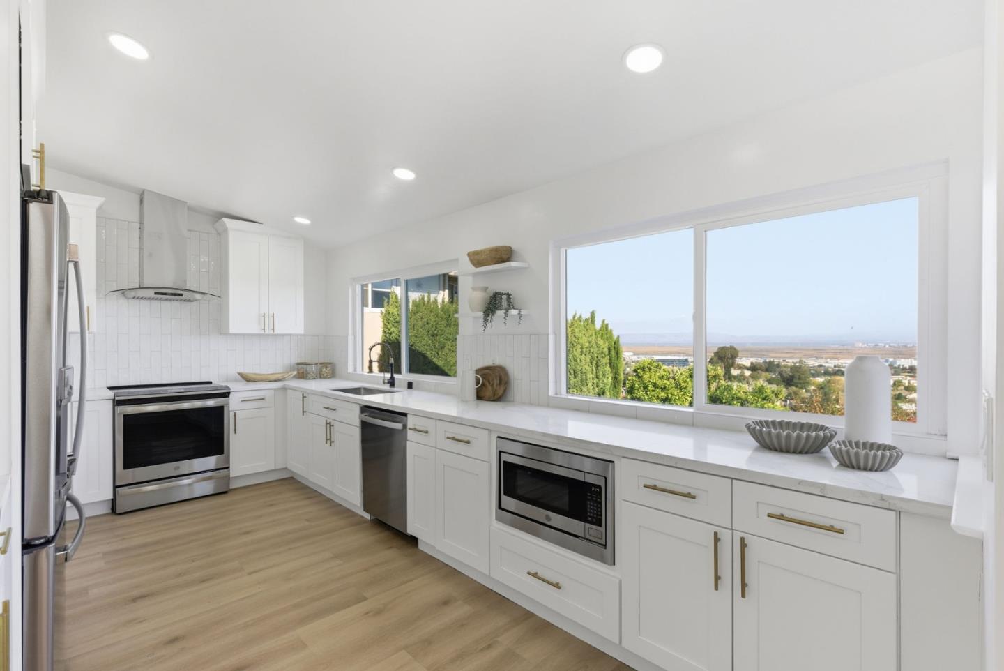 Detail Gallery Image 7 of 21 For 141 Hillcrest Rd, San Carlos,  CA 94070 - 4 Beds | 3/1 Baths