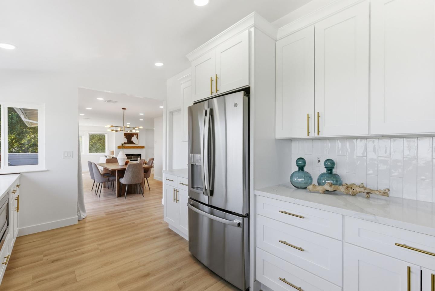 Detail Gallery Image 8 of 21 For 141 Hillcrest Rd, San Carlos,  CA 94070 - 4 Beds | 3/1 Baths