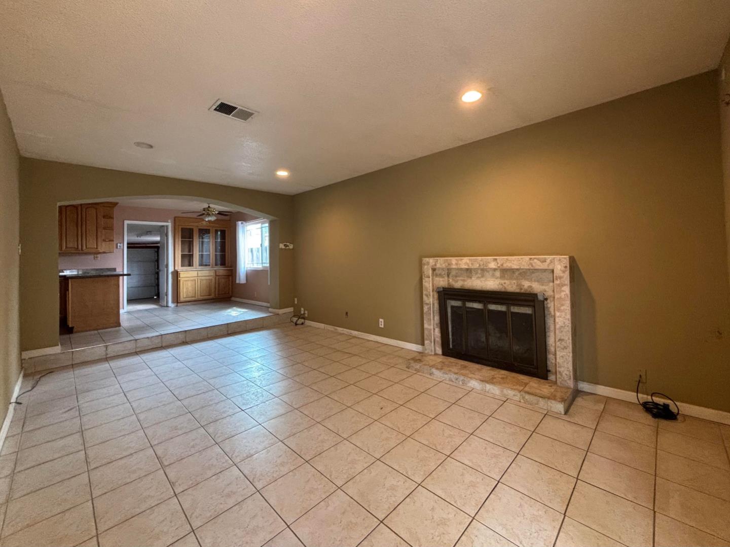 Detail Gallery Image 5 of 30 For 1051 Keldon Dr, San Jose,  CA 95121 - 4 Beds | 2 Baths