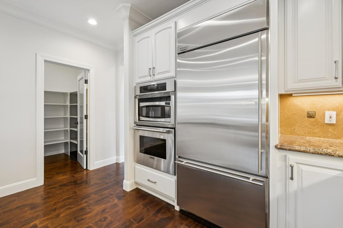 Detail Gallery Image 13 of 35 For 2138 Avy Ave, Menlo Park,  CA 94025 - 4 Beds | 3 Baths