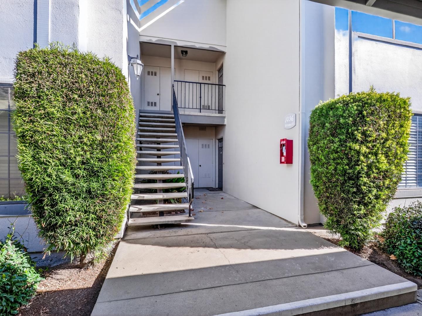 Detail Gallery Image 2 of 41 For 1056 Padre Dr #8,  Salinas,  CA 93901 - 1 Beds | 1 Baths