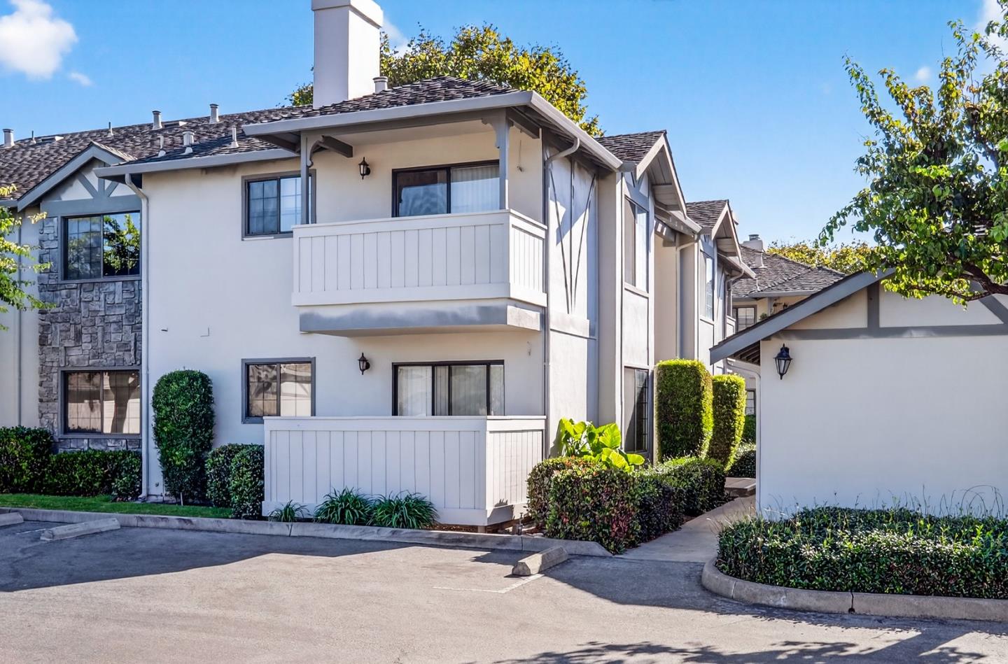 Detail Gallery Image 3 of 41 For 1056 Padre Dr #8,  Salinas,  CA 93901 - 1 Beds | 1 Baths